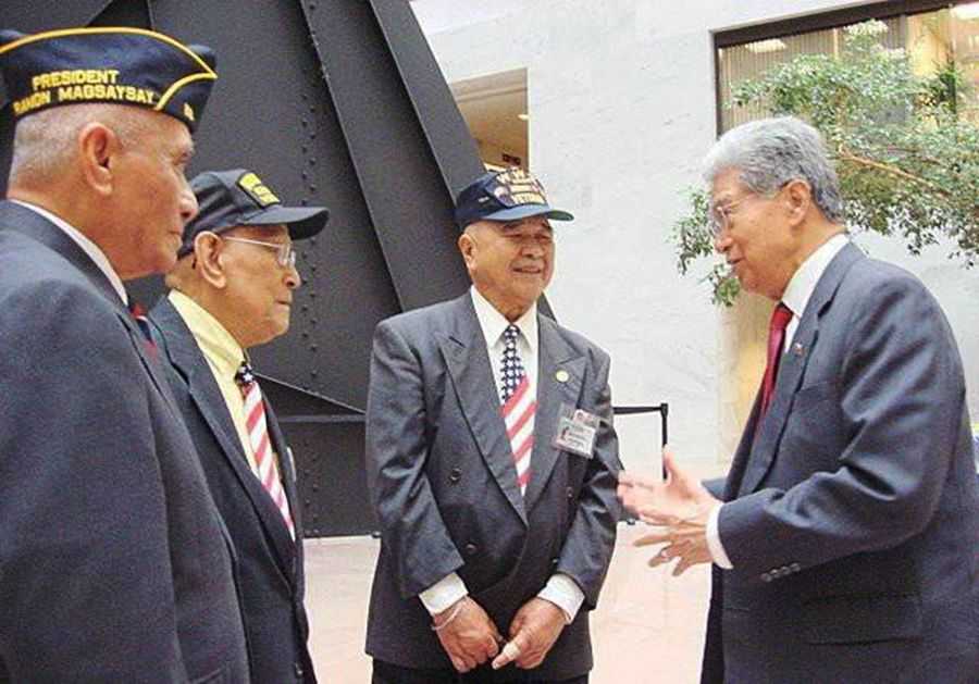 Akaka with Veterans 